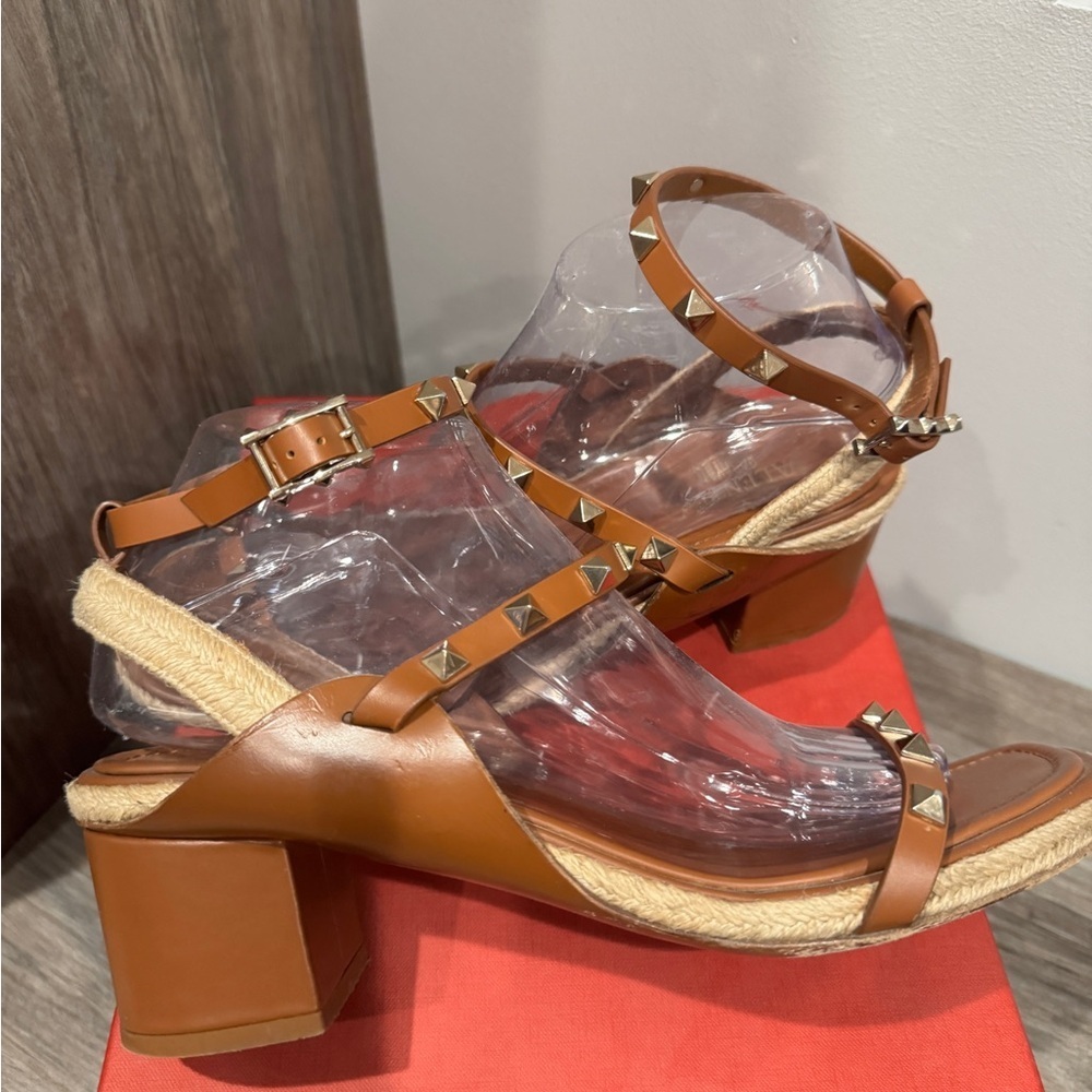 Valentino Garavani Rockstud Accent Leather T-Strap Sandal  39.5 - Picture 5 of 10